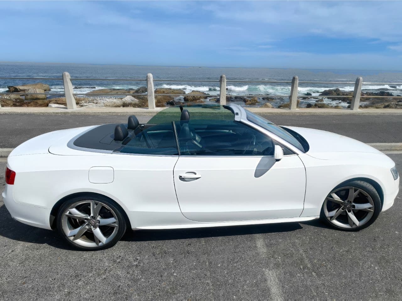 WhiteAudiA5_01.jpg